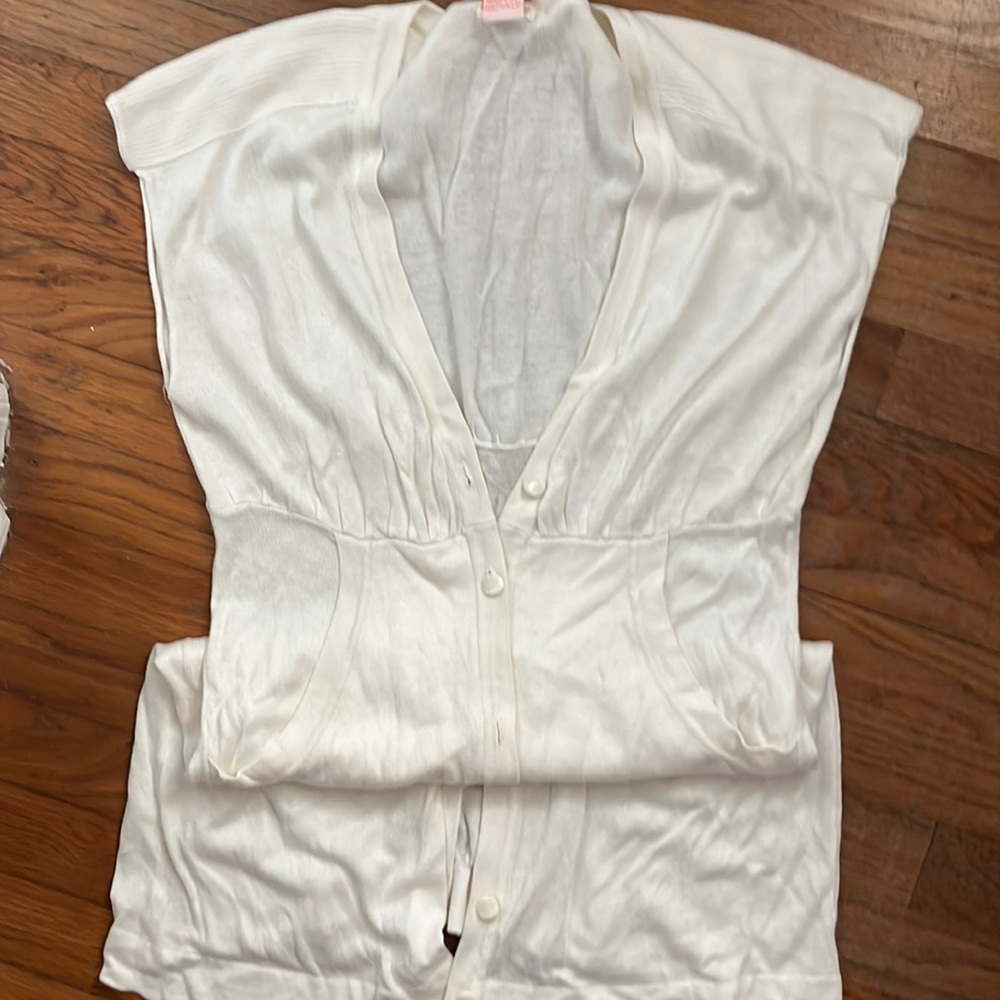 Sleeveless topper. Has pockets! Tulle size medium.
